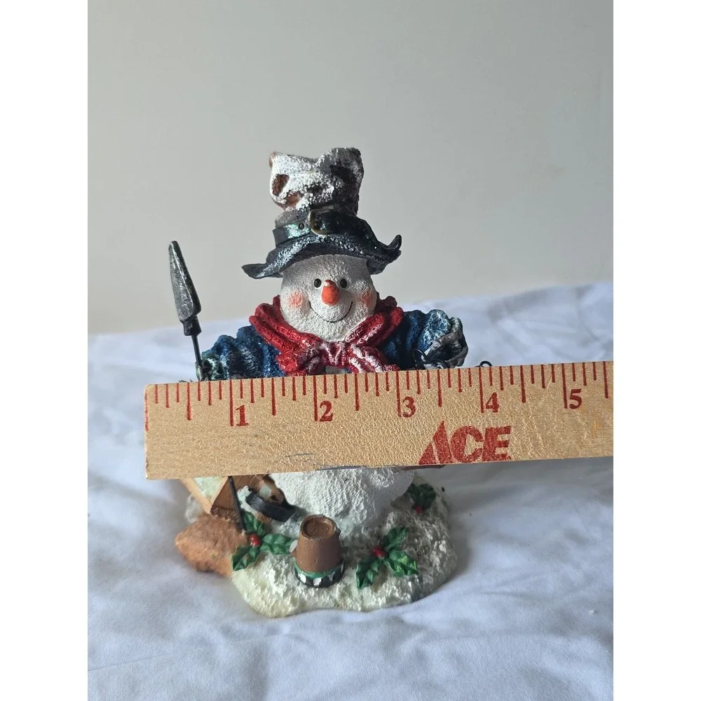 Ceramic Gardener shovel mistletoe wagon‎ xmas figure